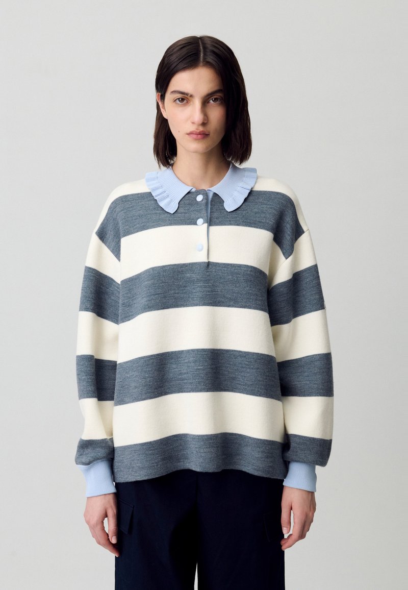 Maglione leggero a righe in crema e blu navy, con colletto a coste blu chiaro e patta con bottoni. Morbido al tatto e dalla vestibilità oversize.