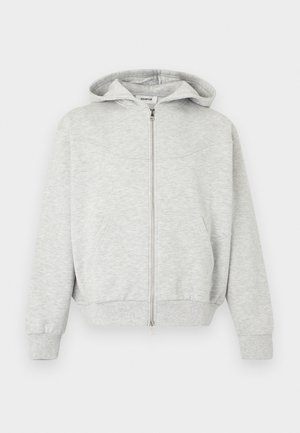 Ανοιχτό γκρι φούτερ με φερμουάρ, τσέπες μπροστά, ριμπ μανσέτες και τελείωμα, και κουκούλα, απεικονισμένο σε απλό φόντο.