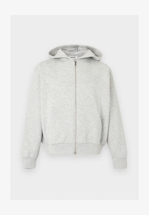 Ανοιχτό γκρι φούτερ με φερμουάρ, τσέπες μπροστά, ριμπ μανσέτες και τελείωμα, και κουκούλα, απεικονισμένο σε απλό φόντο.