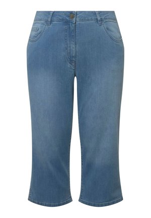 Lichtblauwe denim capri's met een klassiek vijfzakkenontwerp, voorzien van een sluiting met een voorste knoop en opgerolde manchetten. Soepele textuur, rechte pasvorm.