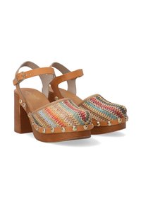 Kleurrijke geweven plateauschoenen met een tan leren band en een houten blokhak, met gouden studs langs de onderzijde en een afgerond te ontwerp.