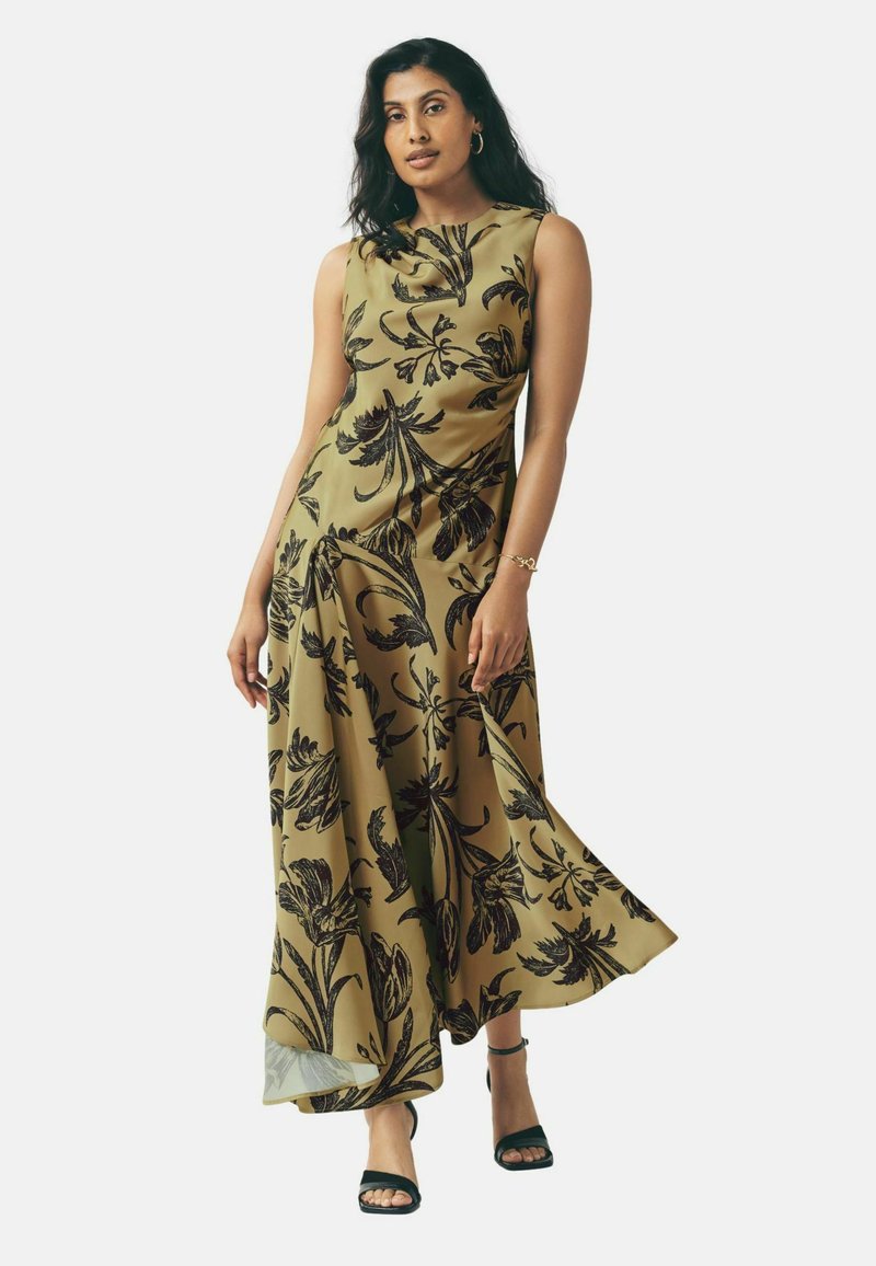 Rochie maxi într-o nuanță de verde măsliniu, cu un model floral negru, decolteu în formă de cowl, fără mâneci, din material fluid și detaliu cu slit lateral.
