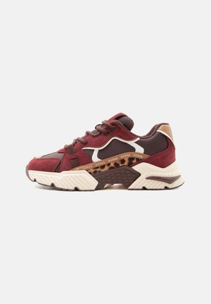 Guess, CARRLI8 - Sneakers laag - dark wine