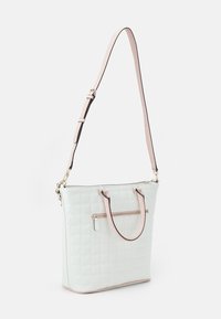 Lichtblauwe gestikte shopper met een ritssluiting aan de voorkant, contrasterende roze hengsels en goudkleurige hardware. Soepele textuur en rechthoekige vorm.