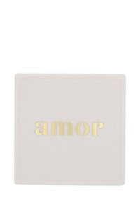Blocco ceramico quadrato di un rosa pallido con la parola "amor" in oro brillante, caratterizzato da un bordo rialzato e una superficie liscia.