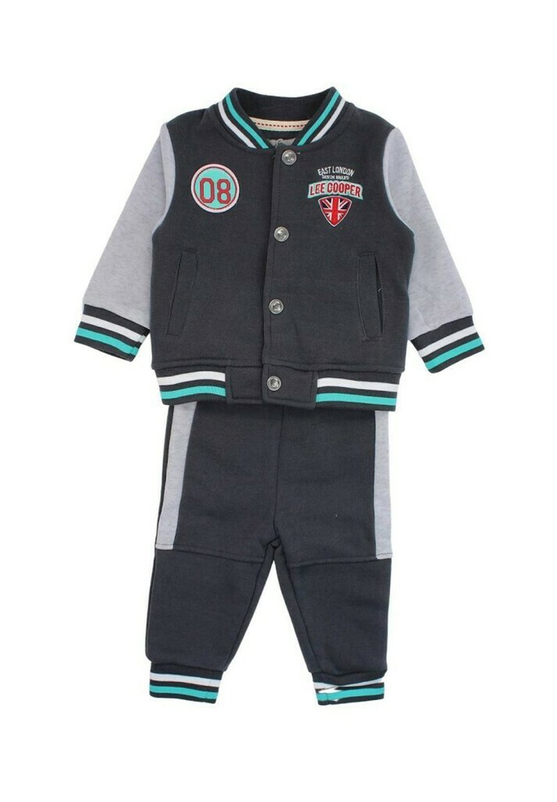 Ensemble bébé noir et gris en deux pièces avec poignets rayés, boutons à l'avant et écussons "Lee Cooper" sur la veste.