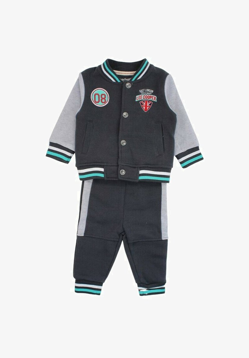 Ensemble bébé noir et gris en deux pièces avec poignets rayés, boutons à l'avant et écussons "Lee Cooper" sur la veste.
