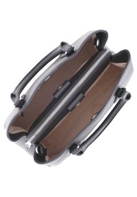 Borsa a mano in pelle nera con due manici superiori. Caratterizzata da una chiusura con zip e un interno beige con scomparti per l'organizzazione. Texture liscia.