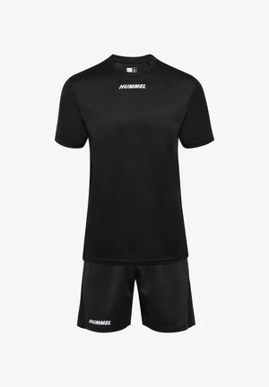Zwart sport t-shirt en short set met wit "Hummel" logo op de borst en linker been, weergegeven op een witte achtergrond.