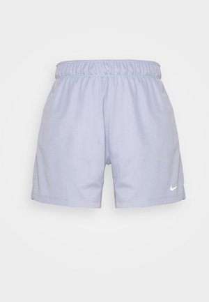 Jasnoszorty sportowe z elastycznym pasem i małym białym logo Nike na dolnej prawej nogawce, na białym tle.