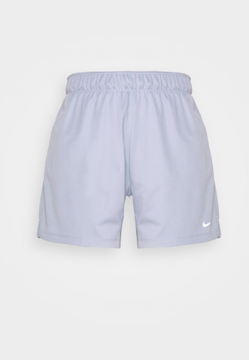 Short de sport gris clair avec ceinture élastique et petit logo blanc Nike sur le bas de la jambe droite, isolé sur fond blanc.