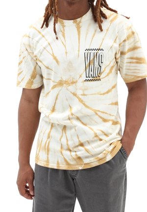 T-shirt tie-dye blanc et beige à manches courtes, avec un logo "VANS" noir sur la poitrine gauche. Tissu en coton doux, coupe décontractée.