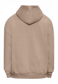 Beige hettegenser med en glatt tekstur, droppe skuldre, ribbestrikkede mansjetter og nederkant. Baksiden har et enkelt, minimalistisk design.