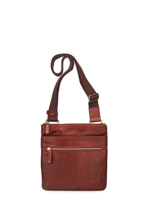 Bolso bandolera rectangular de cuero marrón con correa ajustable de tela oscura, bolsillo delantero con cremallera y acabado liso.