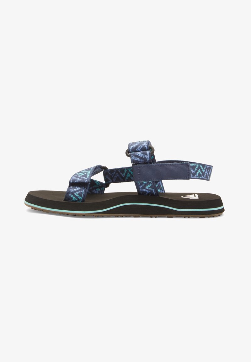 Sandales bleues et noires avec des brides à motif, semelle noire épaisse, accent bleu clair et design de bande ajustable pour un maintien sécurisé.