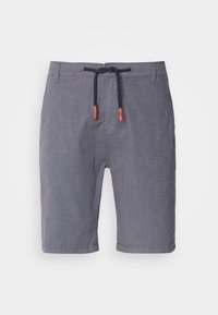 Shorts gris avec tissu texturé, taille à cordon ajustable en bleu marine avec accents rouges, coupe à hauteur du genou, et ourlet cousu.