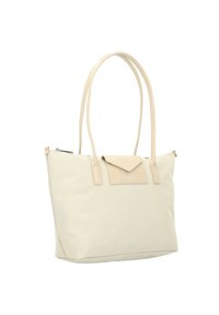 Borsa a rete beige con due manici lunghi, caratterizzata da una patta in pelle a contrasto sulla parte anteriore e una chiusura superiore con zip.