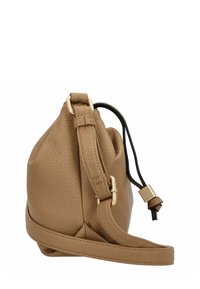 Braune Lederhandtasche mit einer strukturierten Oberfläche, runder Form, verstellbarem Tragegurt und goldenen Hardware-Details. Sichtbares Zugband-Verschlussdetail.