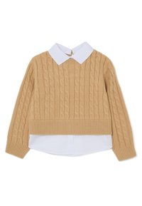 Pull court beige à mailles torsadées avec une chemise blanche en dessous. Il présente un ourlet côtelé et des manches longues.