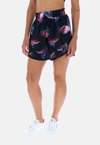 Pantalones cortos deportivos negros con un patrón abstracto colorido, que cuentan con una cintura elástica y una tela ligera y transpirable.