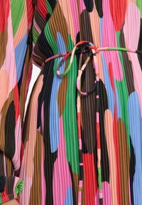 Meer kleurige, geplooide jurk met opvallende patronen in roze, groen, blauw en bruin, voorzien van een geknoopt taille-detail. Geweven stof met geplooide mouwen.