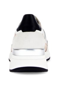 Sneaker mit einem schwarzen Lederabsatz, beigem Wildleder-Obermaterial, silbernen Akzenten und einer weißen Sohle. Verfügt über ein strukturiertes Design und eine abgerundete Form.
