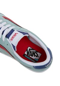 Sneaker Vans con tomaia in suede azzurro chiaro, dettagli in rosso e blu navy, lacci bianchi e soletta imbottita rossa con logo.