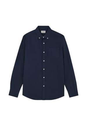 Camisa de manga larga azul marino con botones, cuello abotonado, botones blancos y bolsillo en el pecho sobre fondo liso.