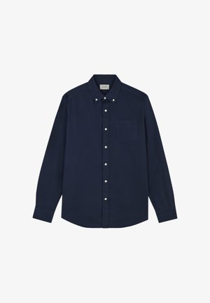 Camisa de manga larga azul marino con botones, cuello abotonado, botones blancos y bolsillo en el pecho sobre fondo liso.