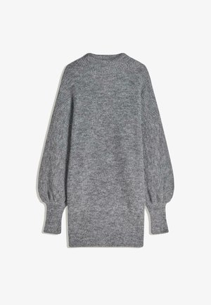 Grå strikket sweater med lange, puffede ærmer, en rund halsudskæring og en afslappet pasform. Stofteksturen er blød og let struktureret.