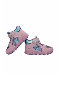 Różowe sneakersy high-top z błyszczącym akcentem w odcieniu teal, z grafiką postaci, zapięciem na rzep i teksturowaną fioletową podeszwą.