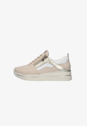 Beige sneaker met een bovenwerk van gestructureerd leer, metallic gouden accenten, een zijrits en een wit paneel. Voorzien van een dikke, lichtgekleurde zool.