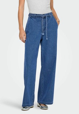 Pantalons en denim bleu à jambes larges avec une taille à cordon tressé, dotés de poches latérales et d'un design classique sans embellissement.