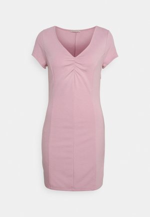 Vestido justo rosa com mangas curtas, decote em V e detalhe franzido na frente. Feito de um material macio e elástico, com uma textura suave.