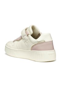 Baskets en cuir blanc avec des accents roses, une sangle Velcro, une semelle texturée, un intérieur rembourré et des détails dorés subtils sur le côté.