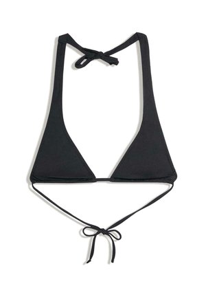 Fekete háromszög bikini felsőrész vékony pántokkal, amelyeket masnira kötöttek a nyaknál és a háton, fehér háttéren laposan elhelyezve.