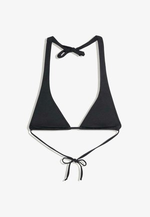 Fekete háromszög bikini felsőrész vékony pántokkal, amelyeket masnira kötöttek a nyaknál és a háton, fehér háttéren laposan elhelyezve.