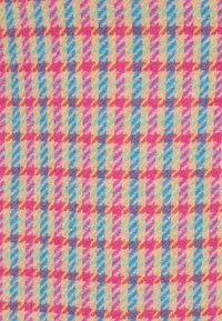 Tekstilna tkanina s karirastim vzorcem houndstooth v roza, modri, rumeni in beli barvi. Mehka tekstura z barvitim, tkanim videzom.
