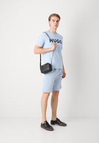 HUGO DULIVIO - Nyomott mintás póló - pastel blue