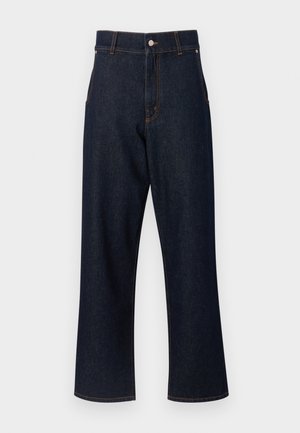 Vaqueros de mezclilla azul oscuro con cintura alta, diseño de pierna recta, detalles de costura naranja y cierre de botón. No hay bolsillos frontales visibles.