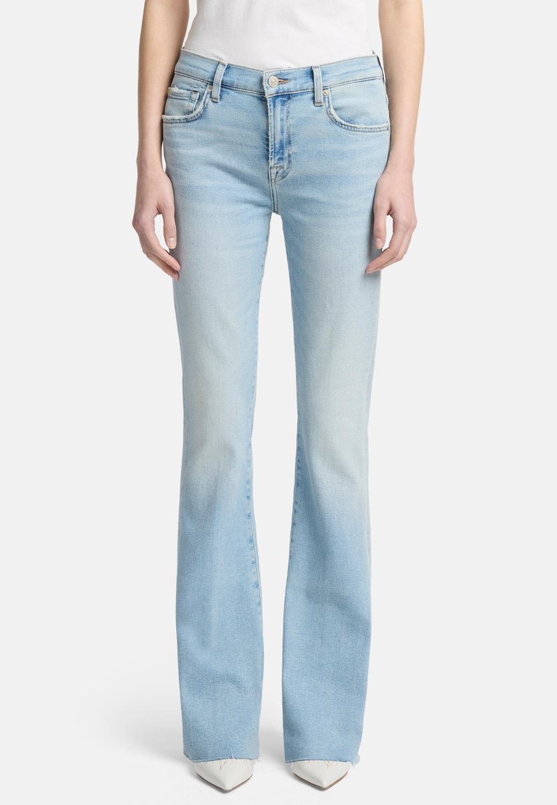 Jeans flare azzurri chiari con un effetto sbiadito. Presentano un design tradizionale a cinque tasche e chiusura con bottone. Realizzati in tessuto denim.