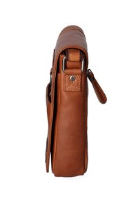 Borsa a spalla in pelle marrone con una texture liscia, forma rettangolare, dettagli in metallo argentato e una cerniera laterale.