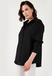 LELA Užsagstoma palaidinė - black