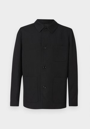 Mustast siledast kangast mantel, millel on kraega kaelus, ees nupud ja kaks suurt plaastasku. Lihtne disain, väheste detailidega.