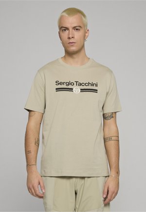 Beiges Baumwoll-T-Shirt mit kurzen Ärmeln, mit schwarzem Aufdruck "Sergio Tacchini" und einem Logo, glatter Textur, Standardpassform.