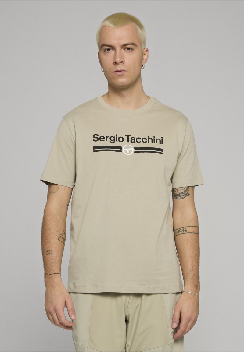 Beżowy bawełniany t-shirt z krótkimi rękawami, z czarnym nadrukiem "Sergio Tacchini" i logo, gładka faktura, standardowy krój.