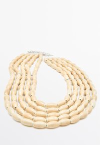 Multistreng halskæde med ovalformede beige perler med en glat overflade, indimellem sølvforbindelser. Elegant design.