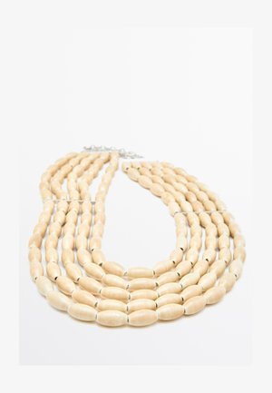 Meerdere strengen ketting met ovale beige kralen met een gladde textuur, afgewisseld met zilveren verbindingen. Elegant ontwerp.