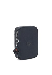 Marinblå tygpåse i rektangulär form, med dragkedjestängning och runt logo. Har en pälsklädd apcharm fäst vid en nyckelring.