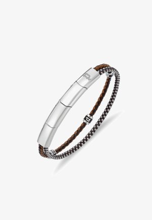 Zilveren armband met een gevlochten bruin lederen band, metalen accenten en gladde, cilindrische schakels. Gestructureerde oppervlakken en logo-detail zichtbaar.